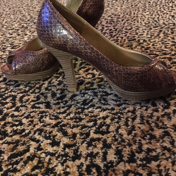 CUTE 3in. SNAKE SKIN OPEN TOE SHOE - Picture 2 of 2